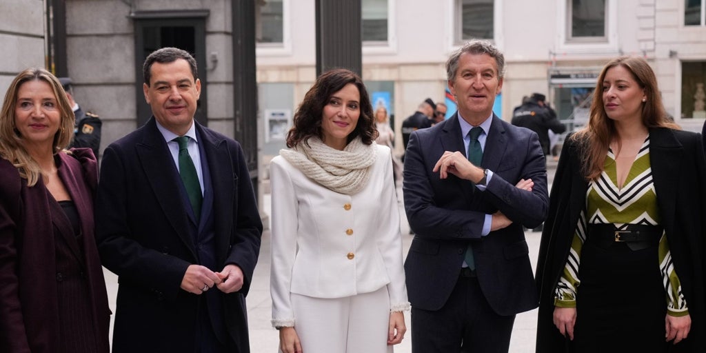 Juanma Moreno defiende la Constitución frente a «la anarquía» y pide recuperar el espíritu de la Transición