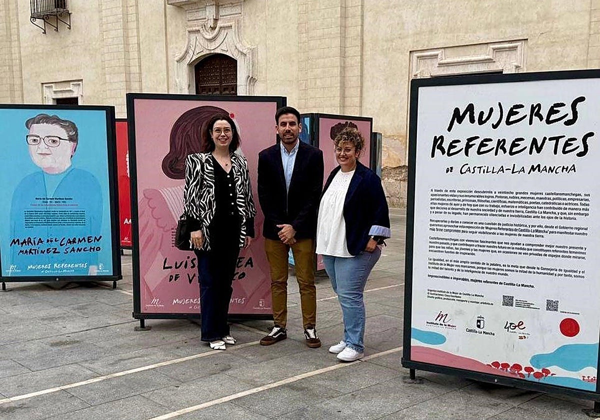 La delegada de Igualdad de la Junta en Toledo, Nuria Cogolludo, visita la exposición en Añover de Tajo