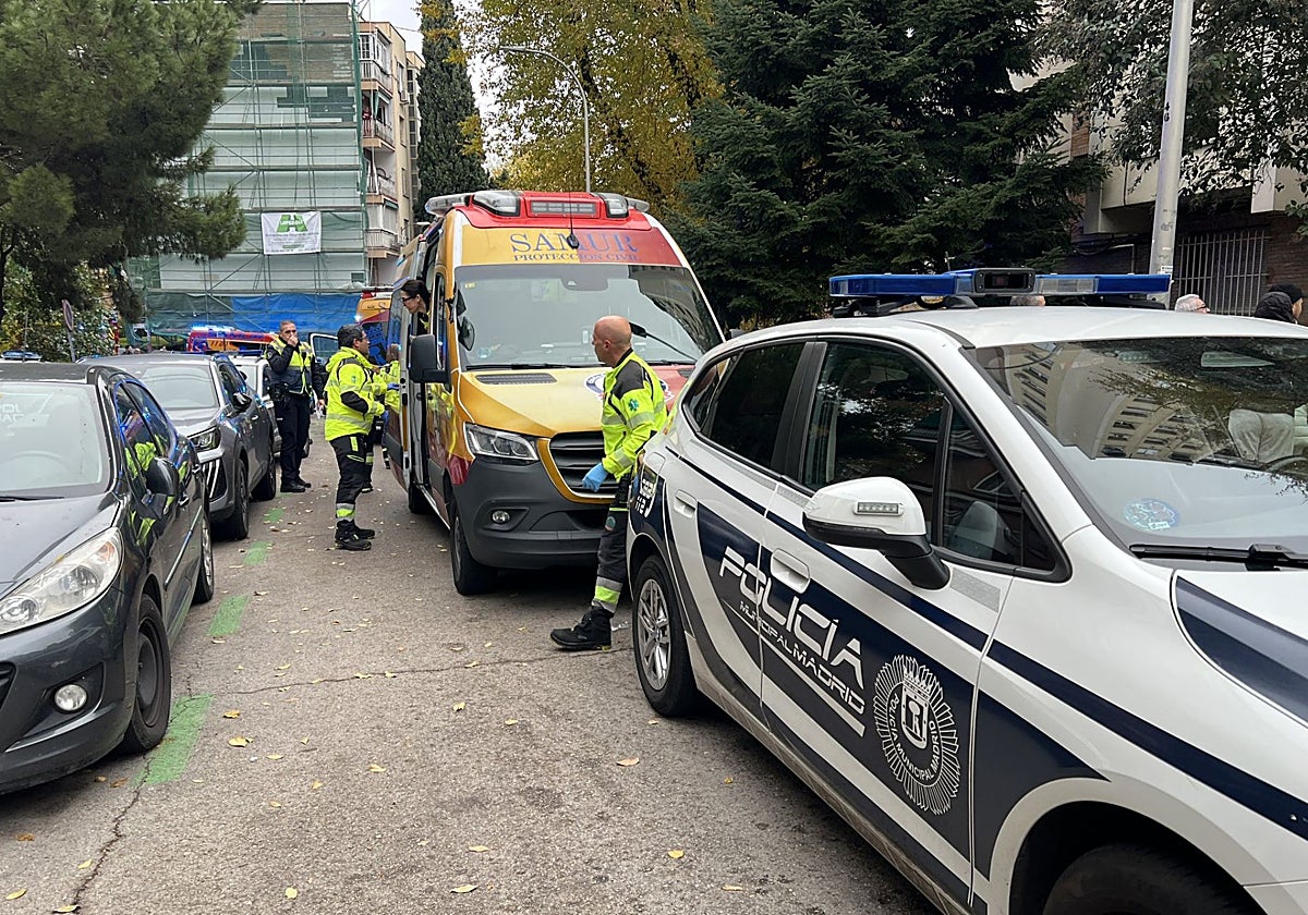 Sanitarios de Samur-PC y Policía Municipal en el lugar del suceso