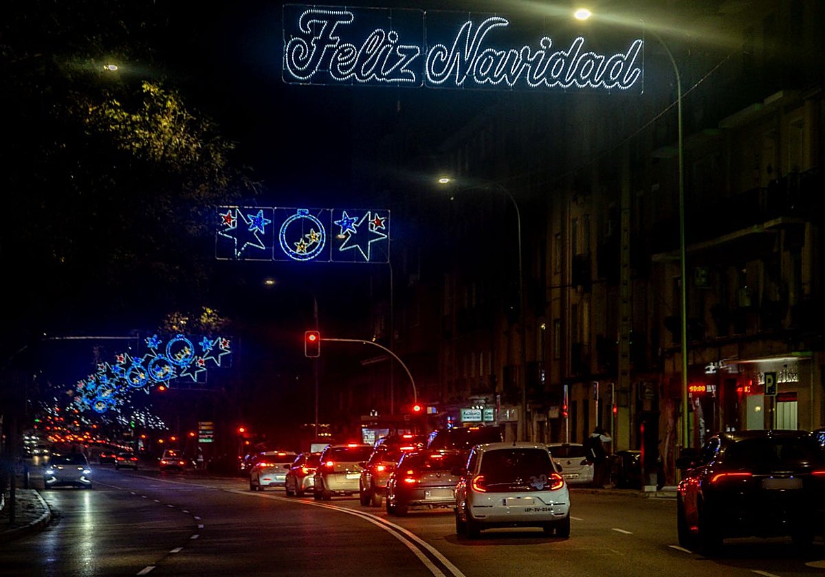 Decoración navideña en una céntrica calle de Madrid