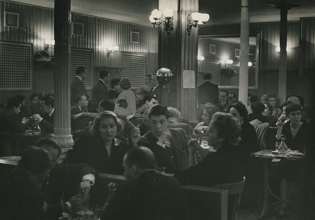 Imagen histórica del Café Gijón, un lugar para encontrarse con los demás