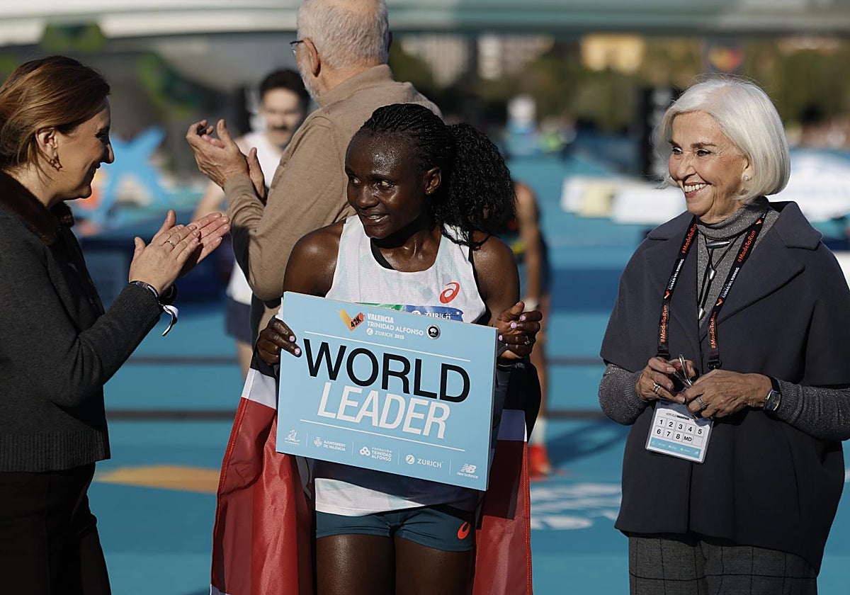 La ganadora de la Maratón de Valencia 2025, la keniata Janeth Jepkosgei, junto a la alcaldesa de Valencia, María José Catalá, y a la vicepresidenta de Mercadona, Hortensia Herrero