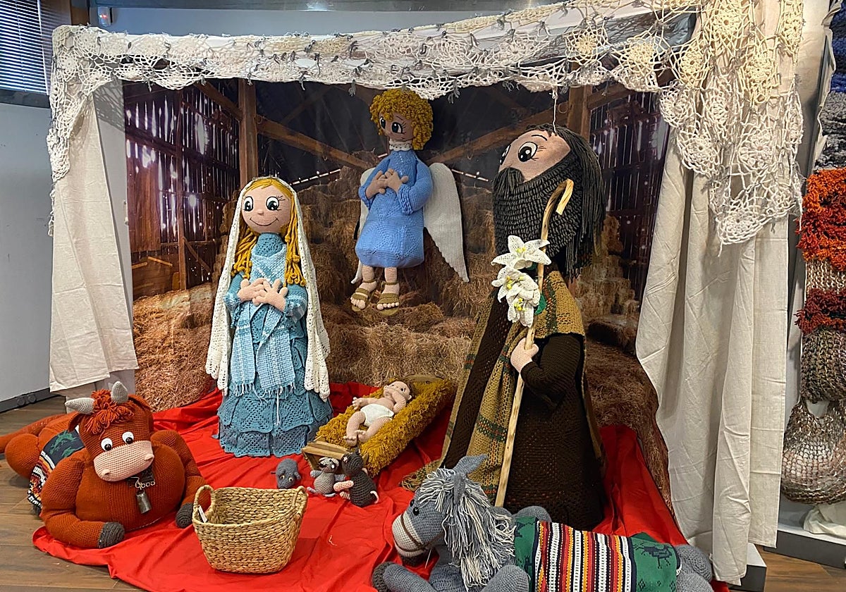 El belén, elaborado a tamaño natural, ha sido tejido a ganchillo por la Asociación de Mujeres 'Tejiendo Toledo'