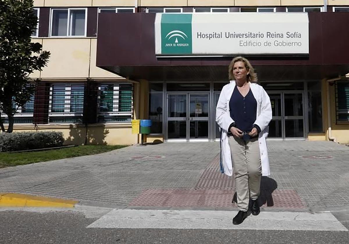 Inmaculada Salcedo, a las puertas del Hospital Reina Sofía