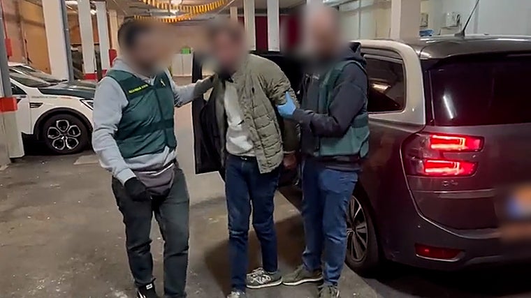 El detenido, custodiado por agentes de la Guardia Civil