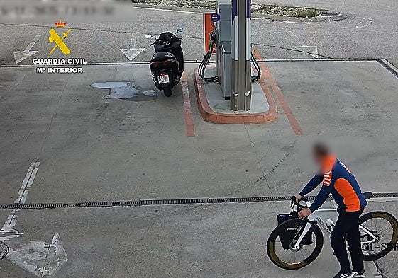El ladrón con la bicicleta de lujo robada al piloto de Moto GP, captado por las cámaras de una gasolinera