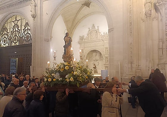 La imagen de la Inmaculada Concepción entrando a la iglesia del monasterio de san Juan de los Reyes