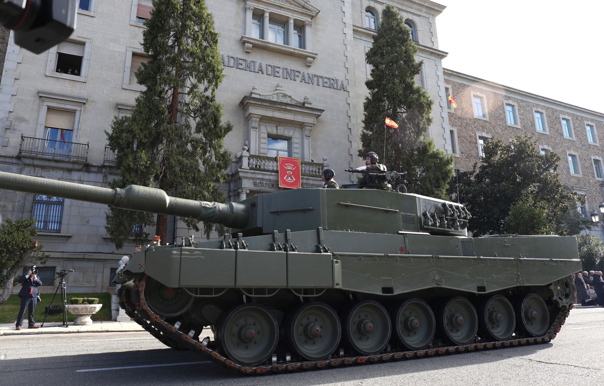 Las imágenes del acto y desfile de la Inmaculada en la Academia de Infantería de Toledo