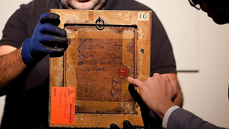 El sello lacrado de la familia real británica en el reverso del óleo de Felipe II