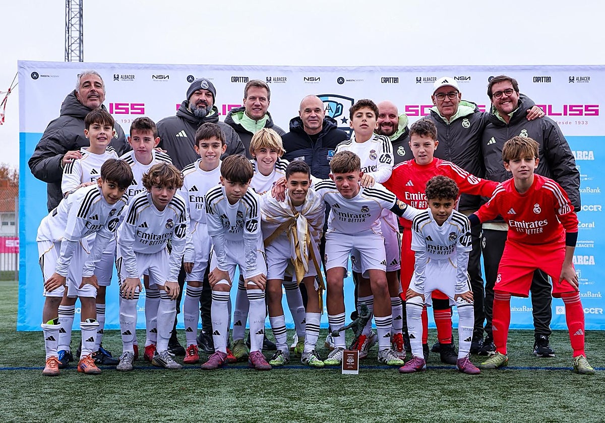 Los jugadores del Real Madrid posan con Andrés iniesta tras hacerse con el trofeo que lleva su nombre