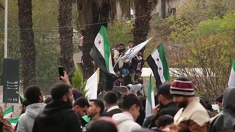 Celebración multitudinaria en Damasco en el primer aniversario del derrocamiento de al Asad