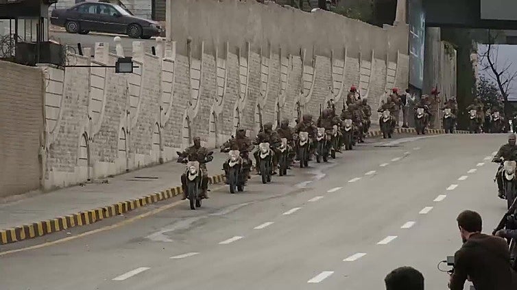 Miles de personas celebran el aniversario del derrocamiento de Al Asad