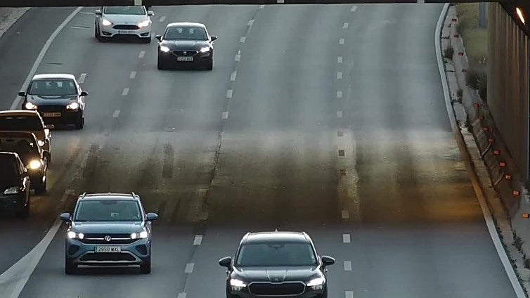 La mitad de los vehículos ha vuelto ya Barcelona, con retenciones en la AP-7 y el Pirineo