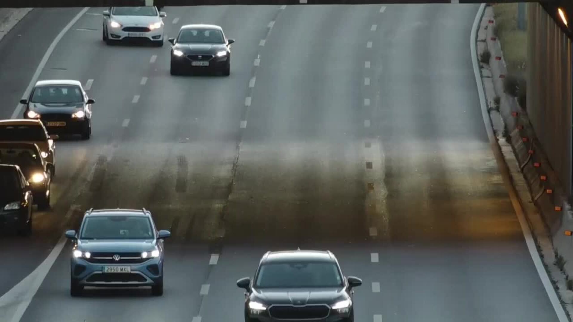 La mitad de los vehículos ha vuelto ya Barcelona, con retenciones en la AP-7 y el Pirineo