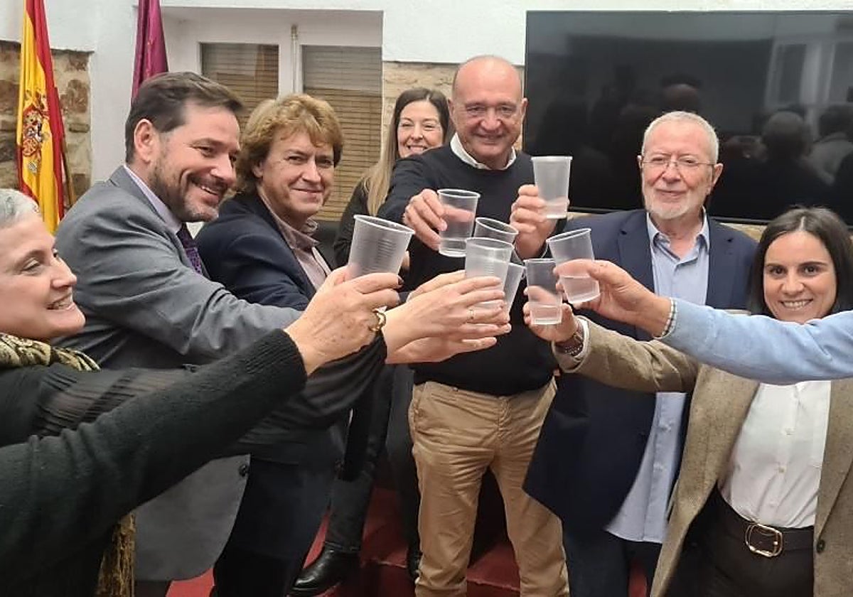 El alcalde de Alamillo en un brindis con el subdelegado del Gobierno en Ciudad Real, el delegado de Desarrollo Sostenible, el delegado de Emaser y subdirectora de gestión de la gerencia del área sanitaria de Puertollano