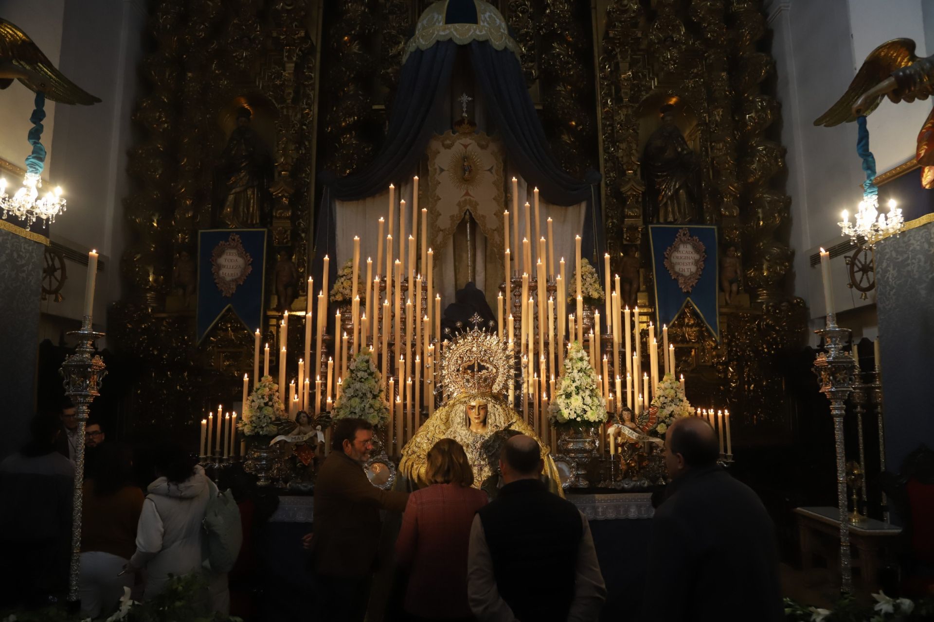 La Virgen de la Trinidad de Córdoba en su concurrido besamanos, en imágenes