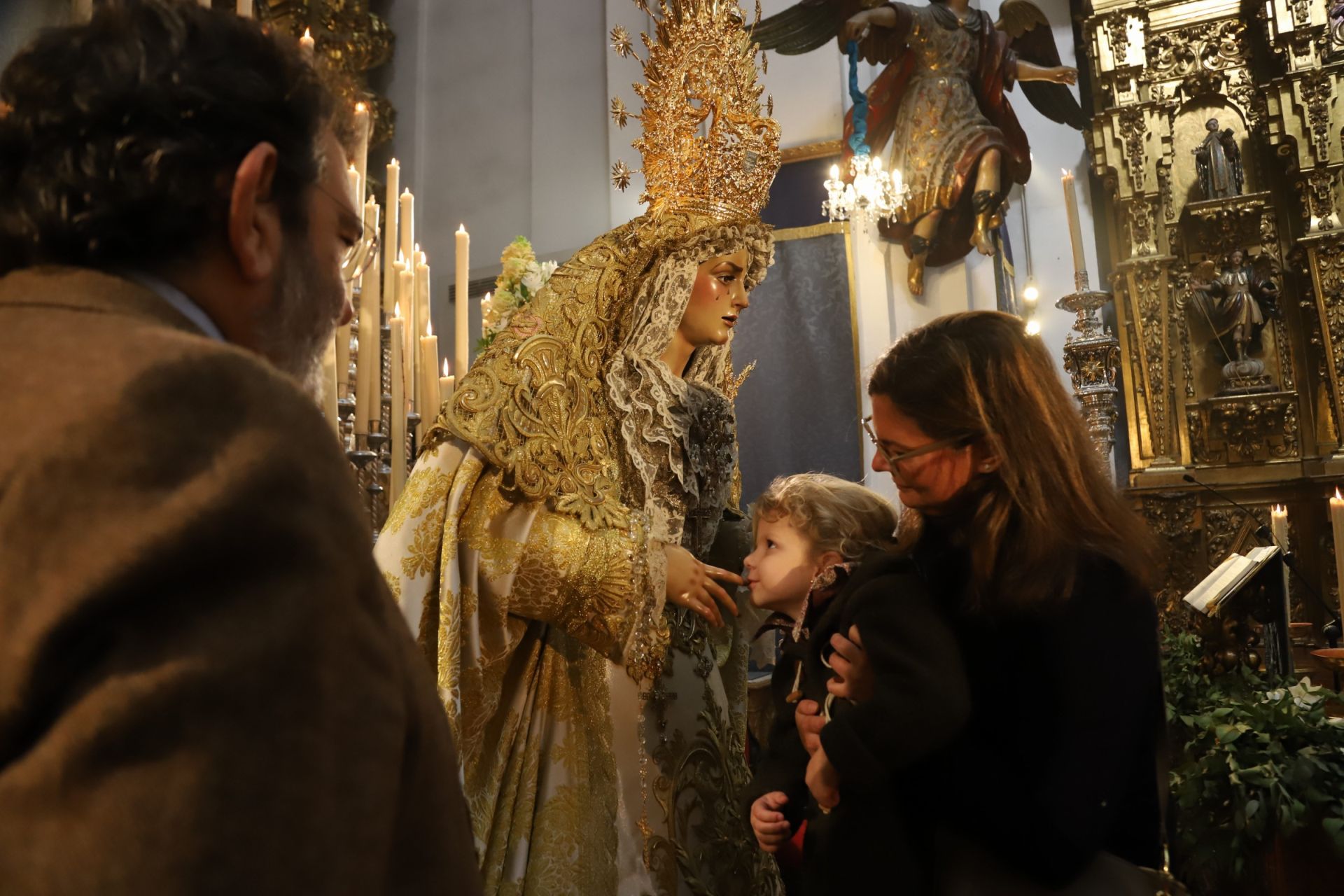 La Virgen de la Trinidad de Córdoba en su concurrido besamanos, en imágenes