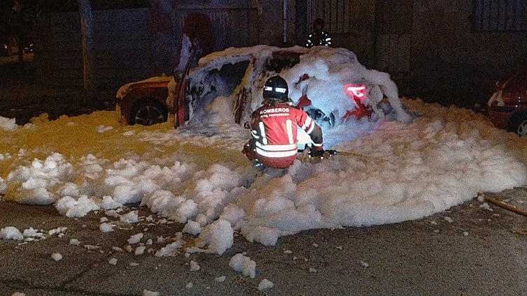 Los bomberos de Ponferrada apagan un vehículo en llamas y lo refrigeran para evitar que prenda de nuevo