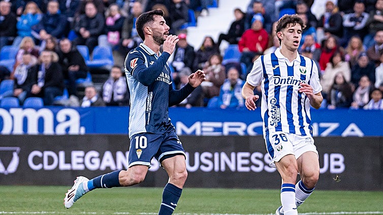 Jacobo llega a los 50 partidos en el Córdoba CF con el reto de recuperar su mejor versión