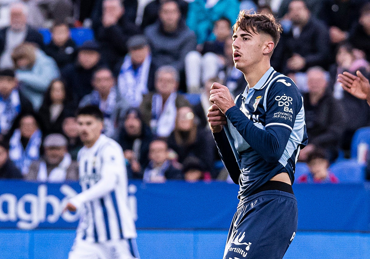 Requena se levanta la camiseta como gesto de frustración tras una ocasión del Córdoba ante el Leganés