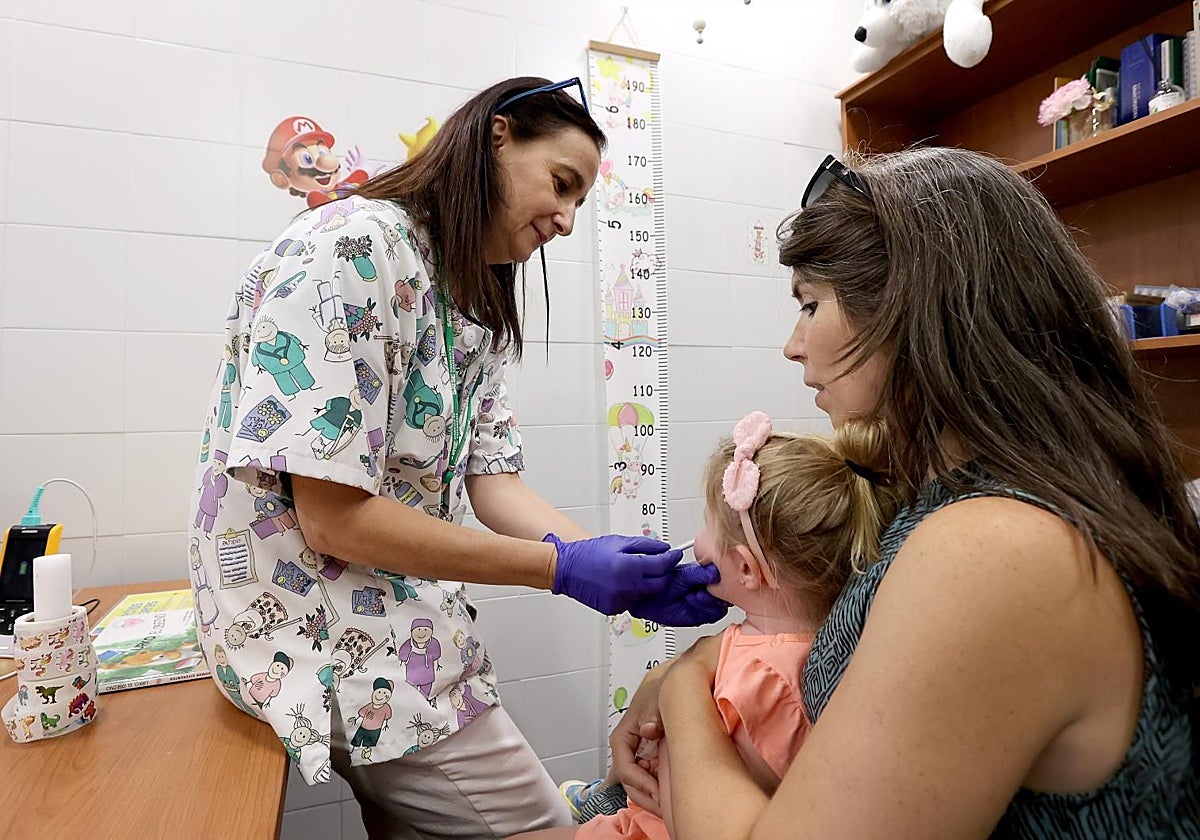 Una pequeña durante la vacunación del SAS este otoño en Córdoba