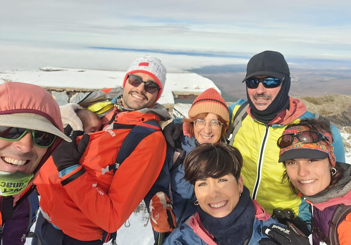 Luisa Ruiz, en primer plano en el centro, ascendió al Pico del Lobo acompañada de su marido y su hija Lola, de dos meses y medio