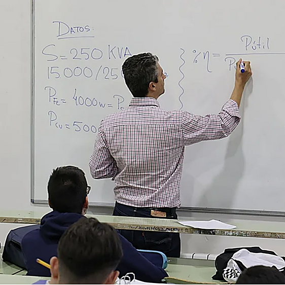 Imagen de archivo de un profesor dando una clase de Bachillerato en un instituto de Andalucía