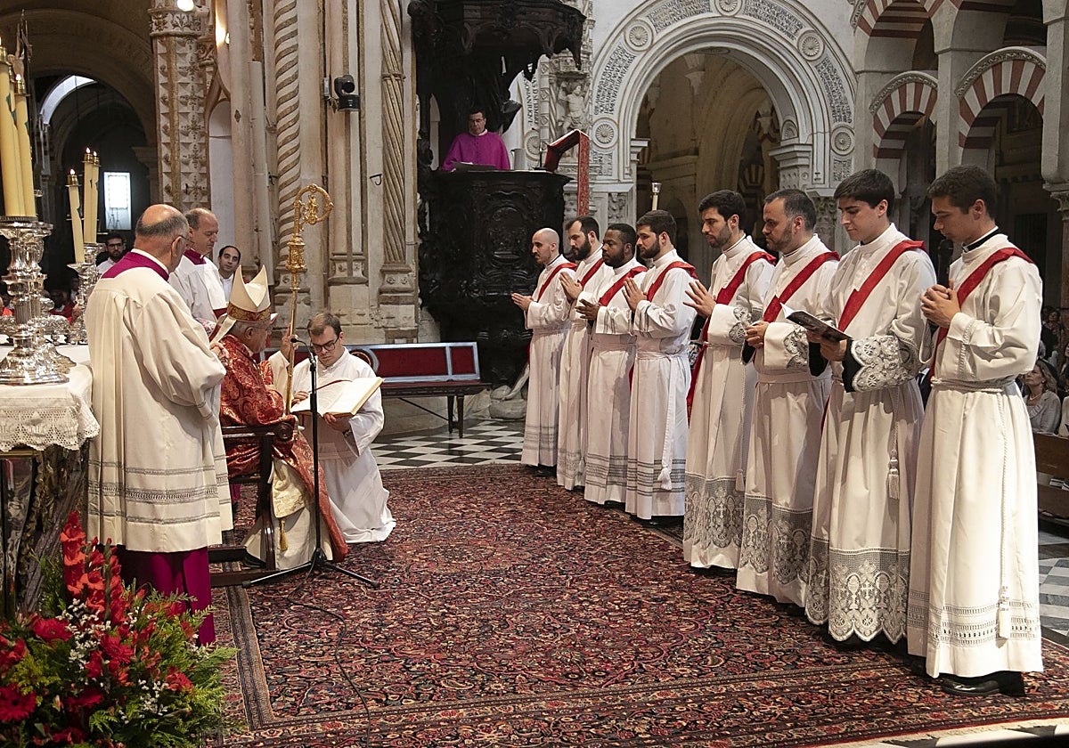 Demetrio Fernández ordena a ocho sacerdotes en junio de2024