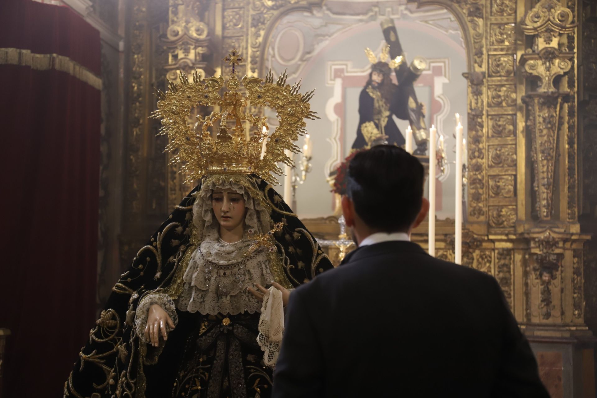 El cuidado besamanos a la Soledad de San Cayetano de Córdoba, en imágenes