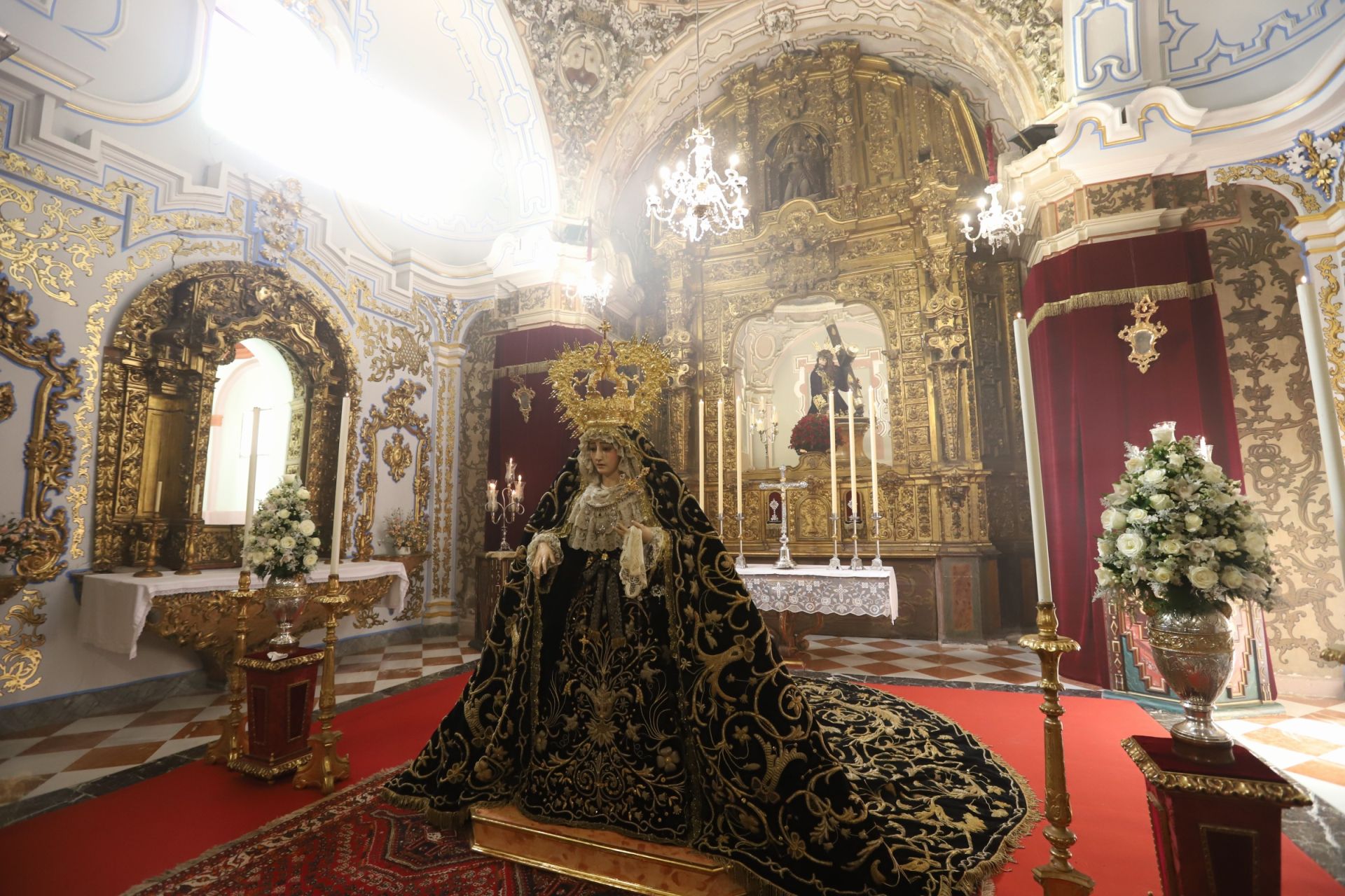 El cuidado besamanos a la Soledad de San Cayetano de Córdoba, en imágenes