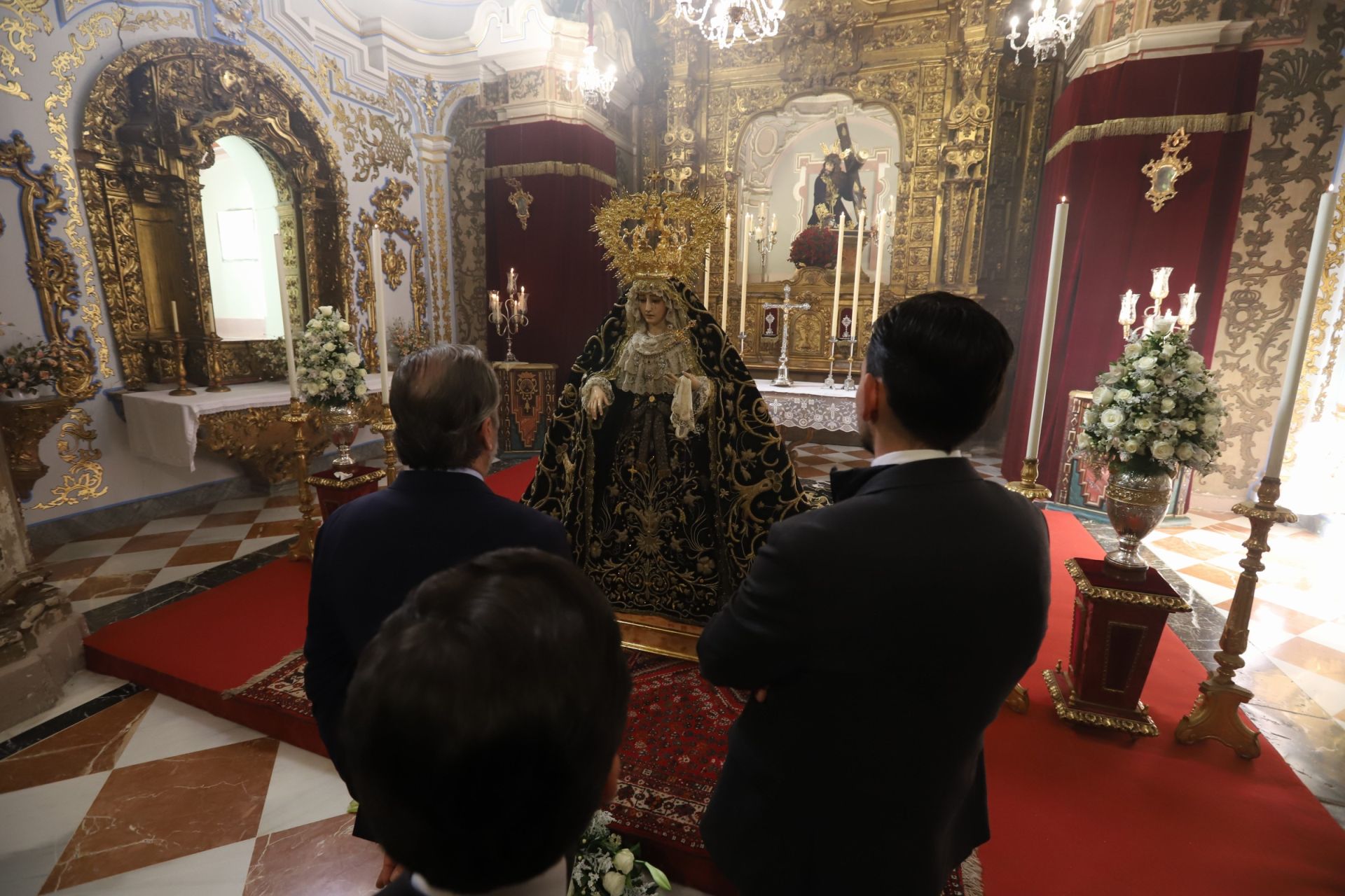 El cuidado besamanos a la Soledad de San Cayetano de Córdoba, en imágenes