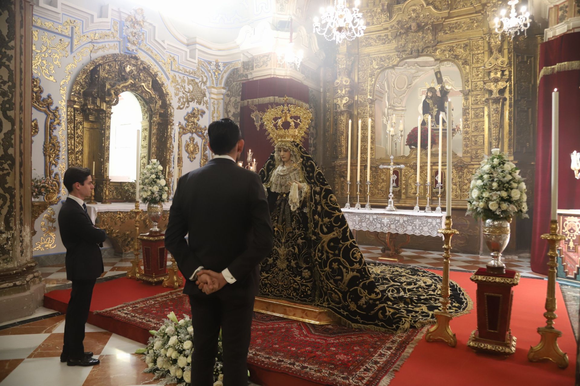 El cuidado besamanos a la Soledad de San Cayetano de Córdoba, en imágenes