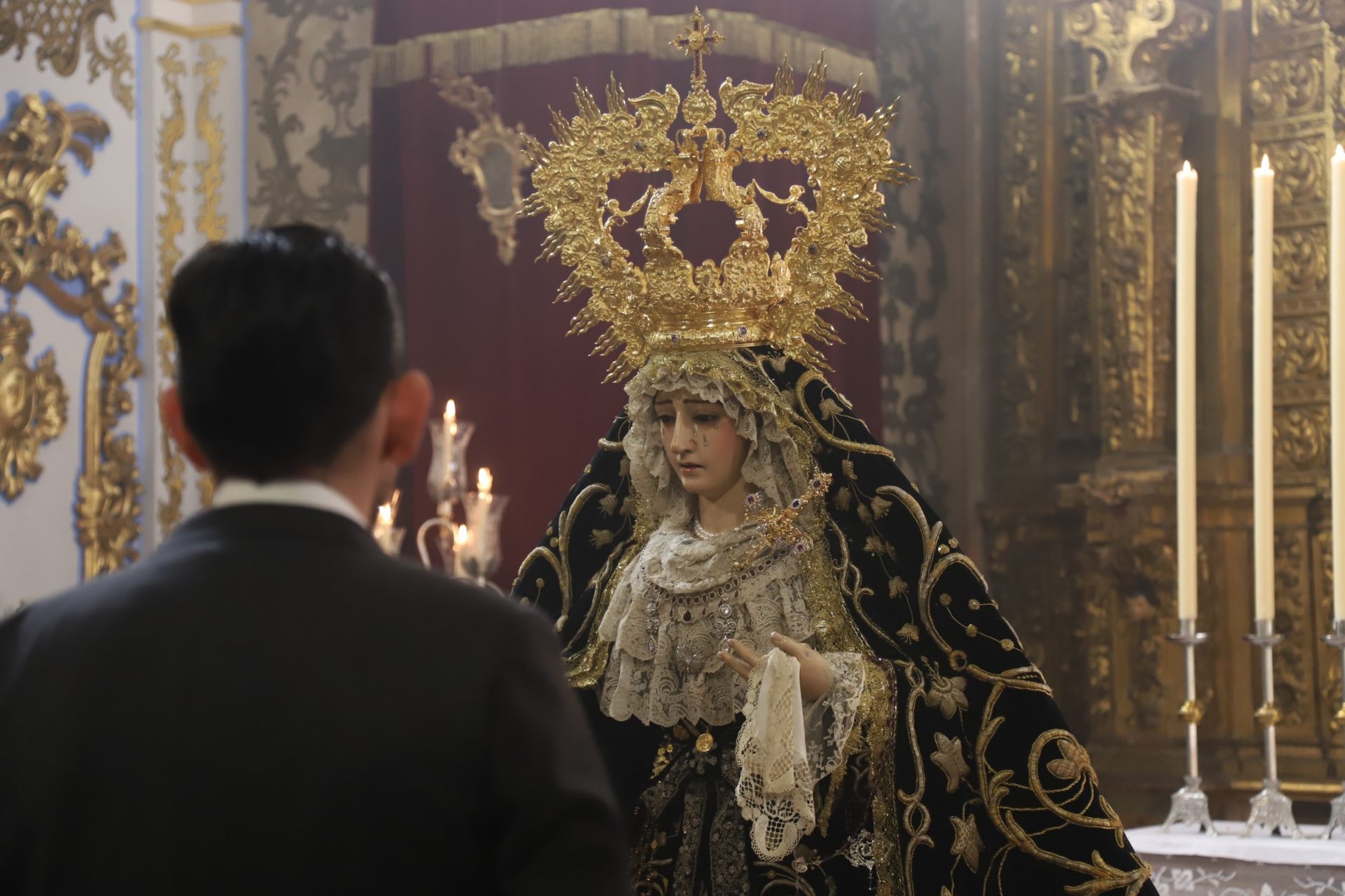 El cuidado besamanos a la Soledad de San Cayetano de Córdoba, en imágenes