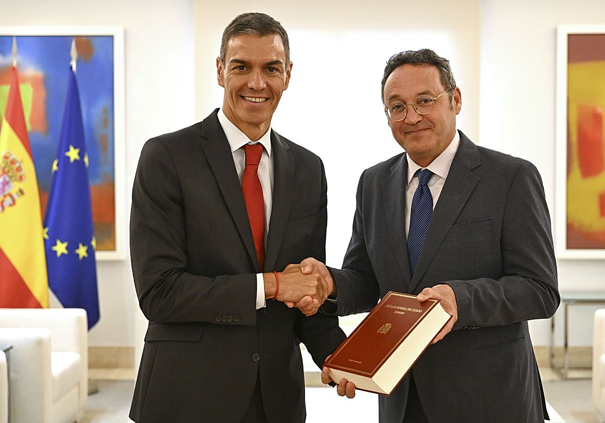 Pedro Sánchez y Álvaro García Ortiz en Moncloa