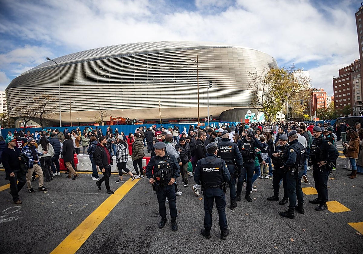 Agentes de la Policía Nacional junto al Santiago Bernabéu minutos antes de la celebración del partido de la NFL en la capital