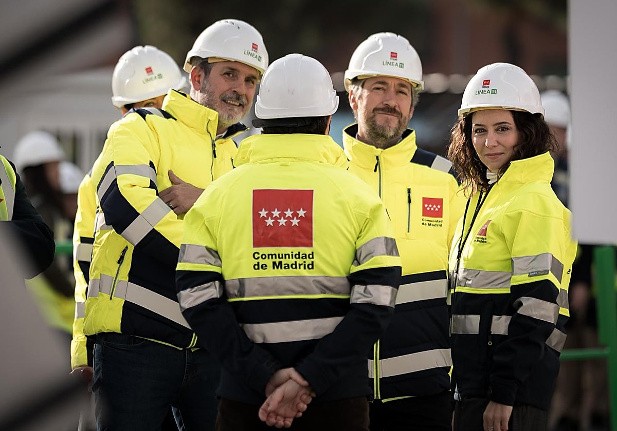 La presidenta de la Comunidad de Madrid, Isabel Díaz Ayuso, durante los trabajos de montaje de Mayrit, en el parque de Comillas