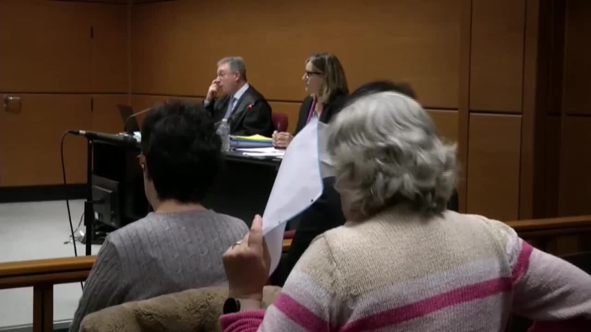 Absueltos los 21 antiabortistas que rezaban frente a una clínica de Vitoria