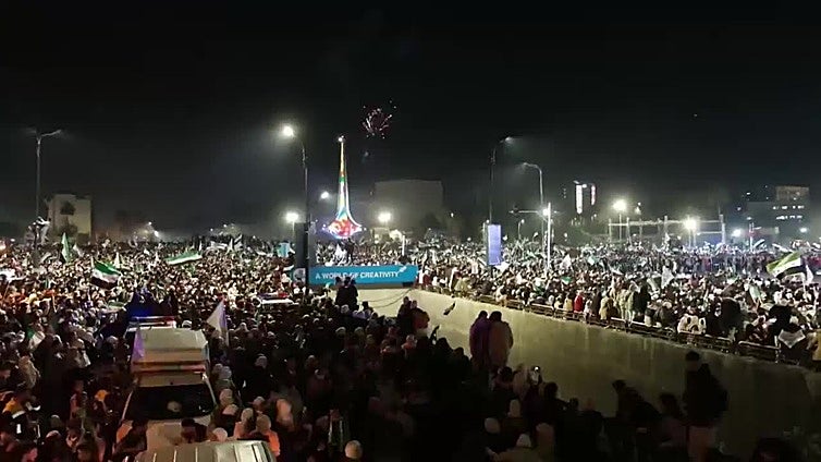 Miles de personas celebran en Damasco el primer aniversario de la caída de Al Asad