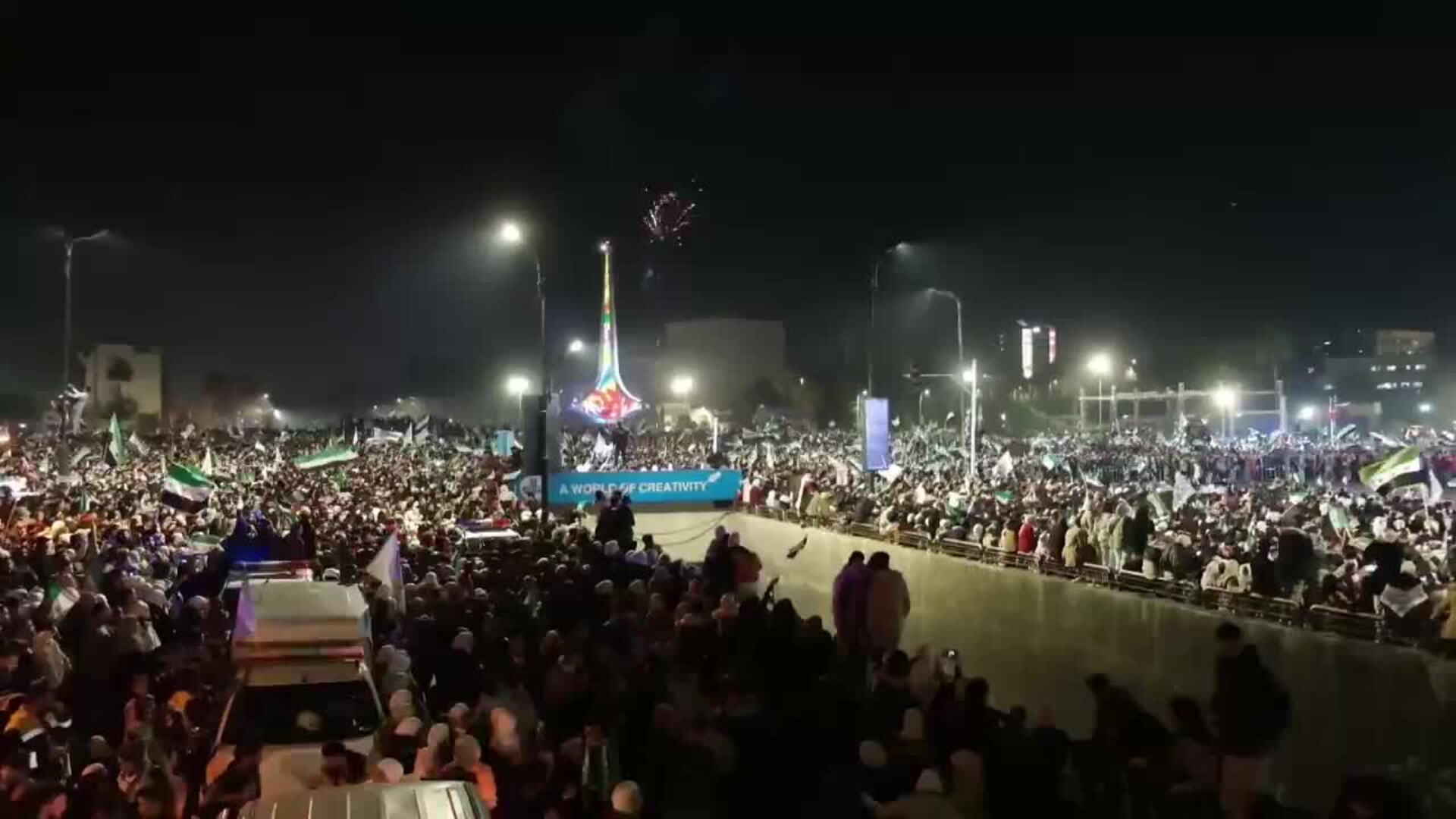 Miles de personas celebran en Damasco el primer aniversario de la caída de Al Asad