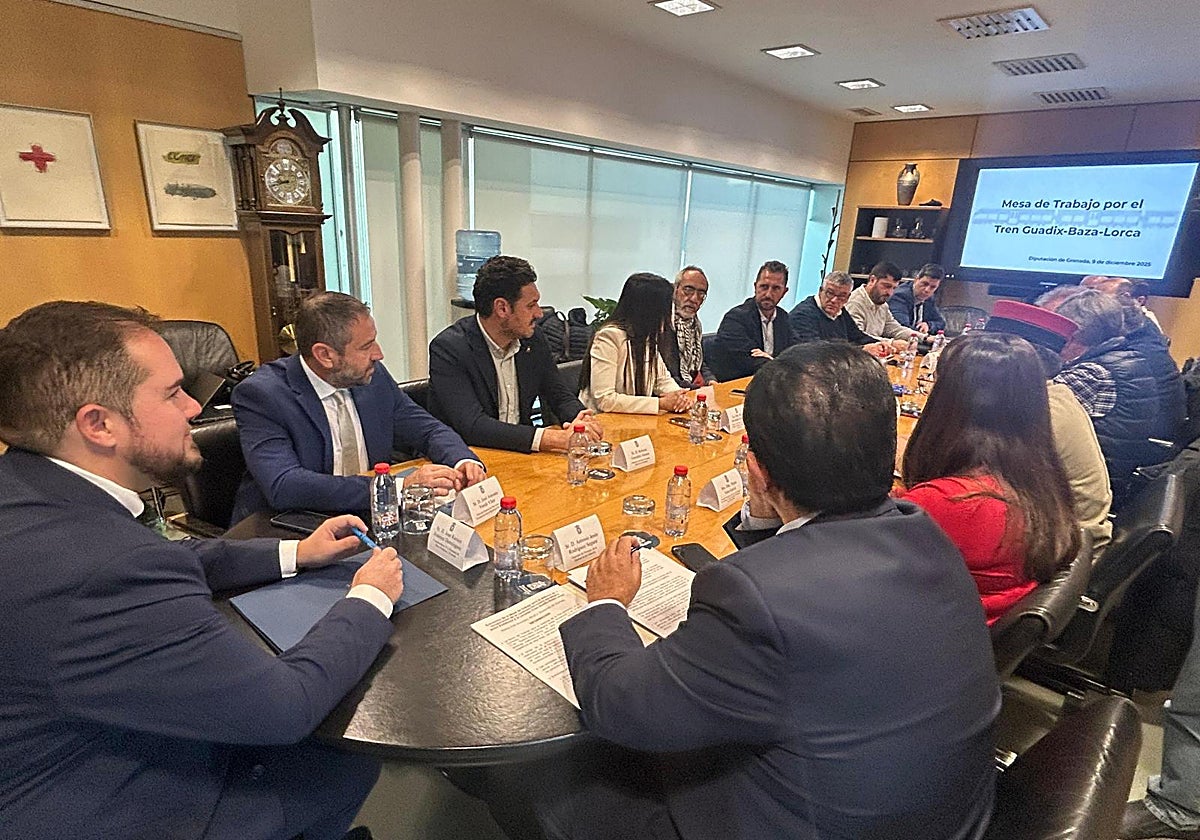 Reunión mantenida hoy por los colectivos que reivindican la vuelta del tren
