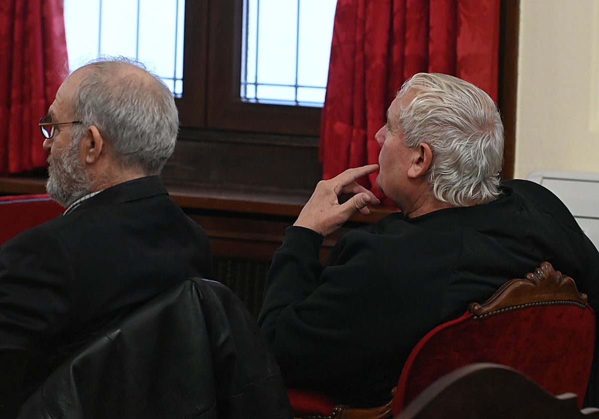 Los acusados por agredir y amenazar al presidente del Consejo Comarcal del Bierzo, Olegario Ramón, durante el juicio