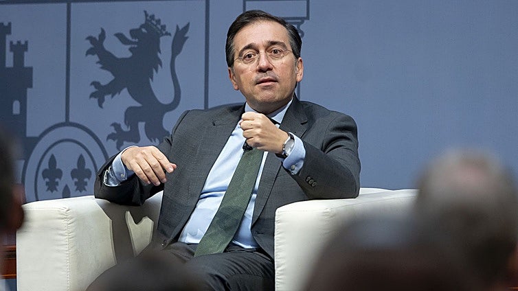 Un funcionario de Exteriores en Tailandia formula una demanda por la educación de sus hijos