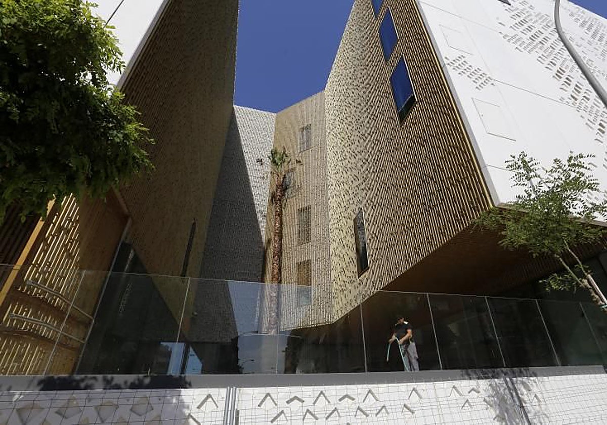 Edificio de la Ciudad de la Justicia de Córdoba desde su puerta sur