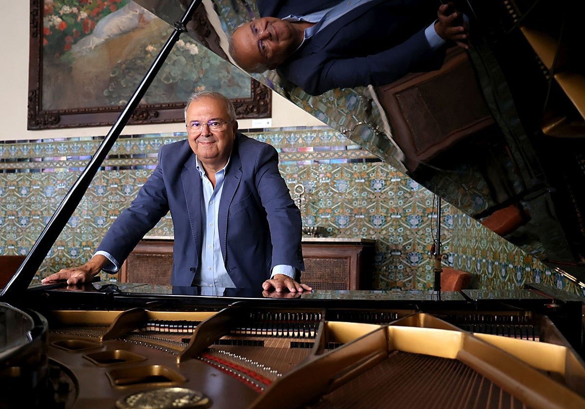 Juan Miguel Moreno Calderón, junto a un piano