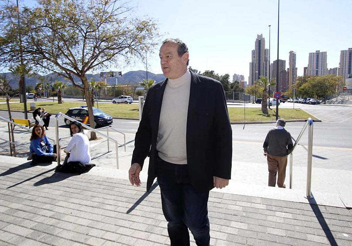 El exconcejal socialista de Personal de Benidorm Juan Ramón Martínez, uno de los enjuiciados que ha renunciado a cuatro testigos