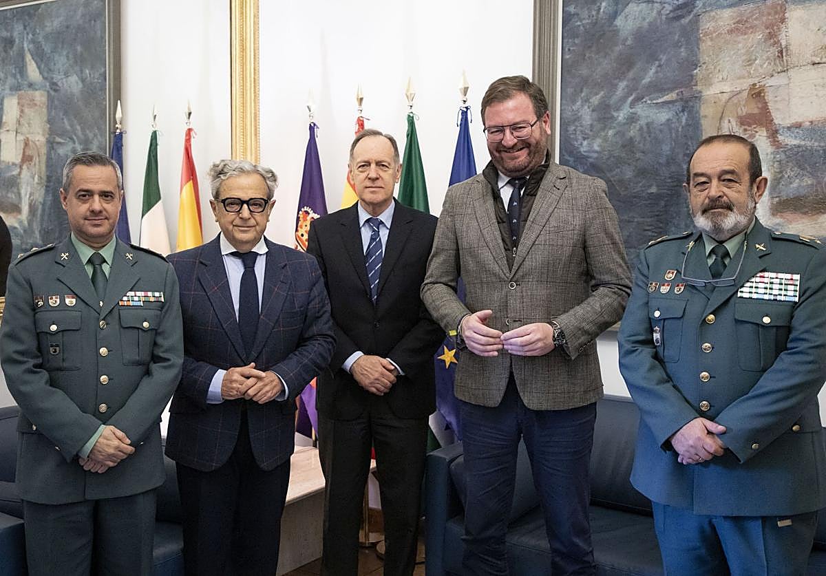 El presiente de la Diputación y representantes de la Fundación Guardia Civil