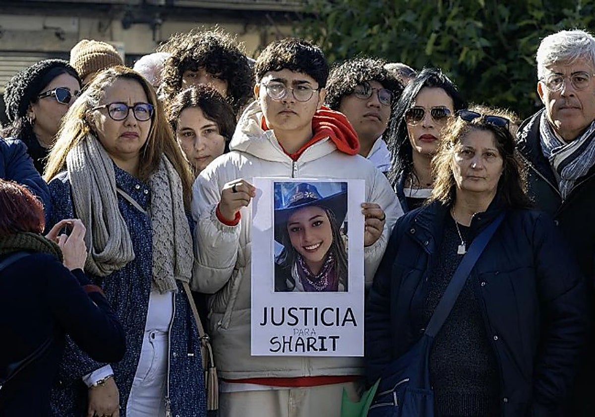 Familia y amigos de Sharit durante el minuto de silencio