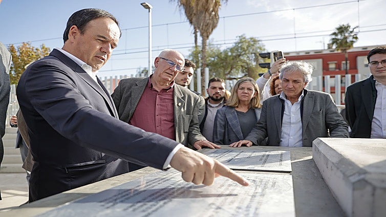 Llorca recorre Paiporta y evidencia la prolongada ausencia de Sánchez: «Hace 400 días que no visita la zona de la dana»