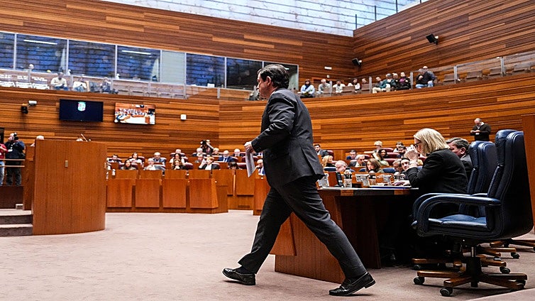 Mañueco se ve «ajeno» a una trama eólica que la oposición le achaca: «Es su corrupción»