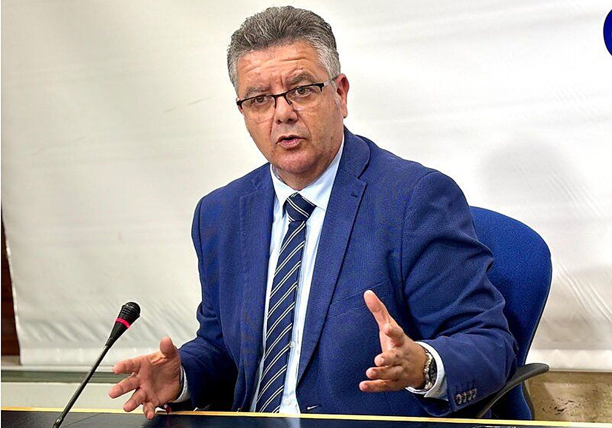 El diputado del PP, José Manuel Martín-Buro, preside la Comisión de Presupuestos de las Cortes